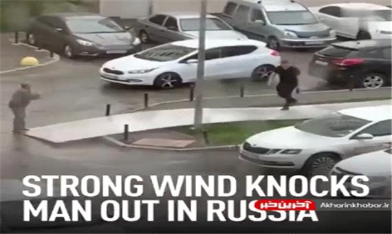 طوفان شدید در روسیه مردی را به پرواز درآورد!