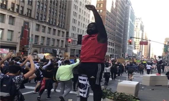 تظاهرات هزاران نفری در نیویورک علیه تبعیض نژادی در آمریکا