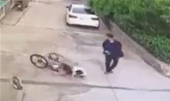 کتک خوردن کودک بدشانس بعد از یک دوچرخه سواری ناموفق