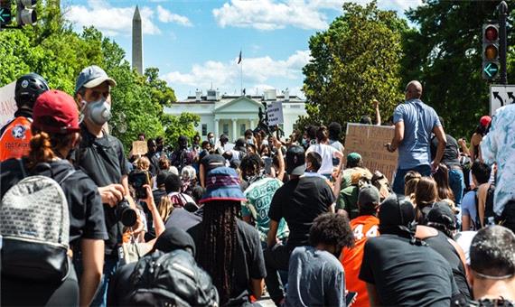 ادامه اعتراضات در مقابل کاخ سفید