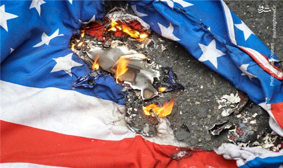پرچم آمریکا در اروپا هم به آتش کشیده شد