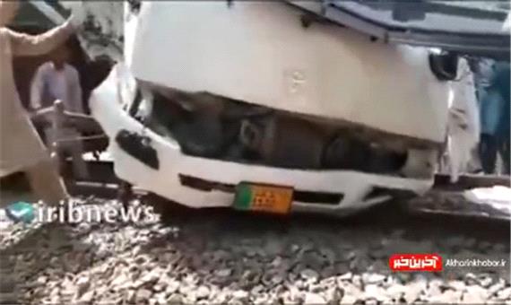 تصادف قطار با مینی بوس در پاکستان با 19 کشته