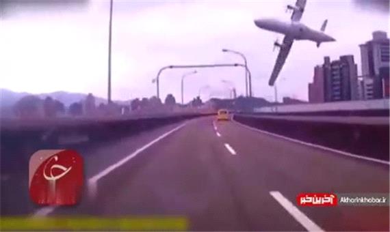 عبور نفس‌گیر یک هواپیمای در حال سقوط از بزرگراه