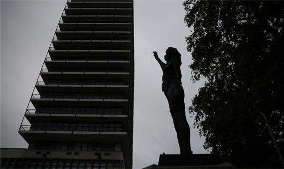 مجسمه معترض سیاه‌پوست جایگزین مجسمه تاجر برده در انگلیس شد