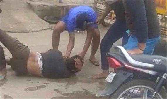 کتک زدن مرد مسلمان به دلیل حمل گوشت گاو در هند!