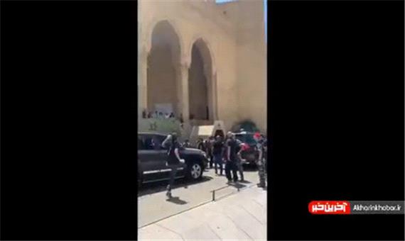 پرتاپ سنگ و حمله یک معترض به خودروی سعدالحریری