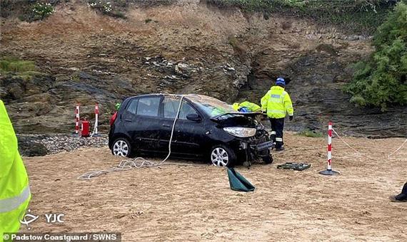 خوش شانسی گردشگران در هنگام سقوط خودرو از صخره!