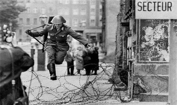 عکسی از فرار یک سرباز آلمانی که نماد آزادی شد!