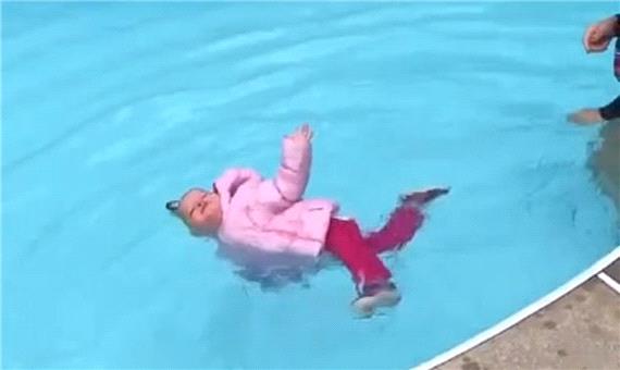پرتاب یک دختر 1 ساله به داخل استخر توسط مربی شنا!