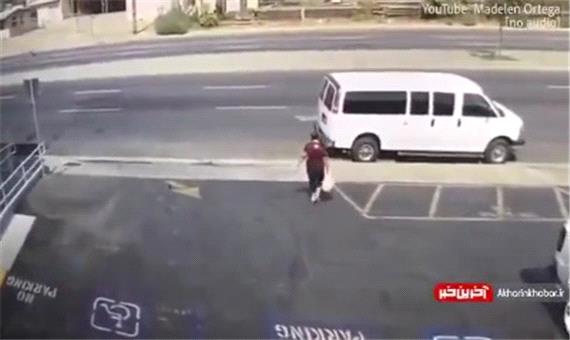 ویدئویی از لحظه وحشتناک تصادف BMW با یک زن
