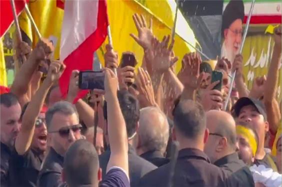 استقبال از لاریجانی در لبنان با شعار لبیک یا نصرالله