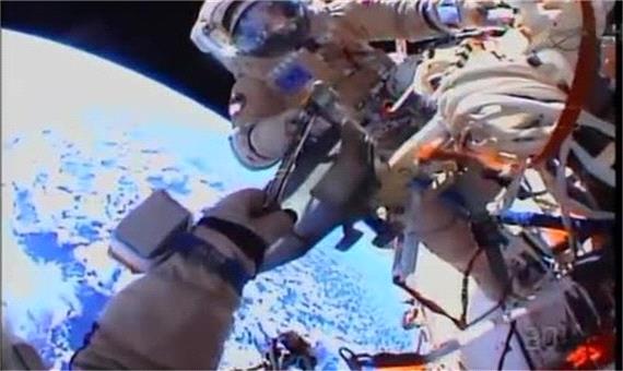 پخش زنده راهپیمایی هیجان‌انگیز فضانوردان در ایستگاه بین‌المللی