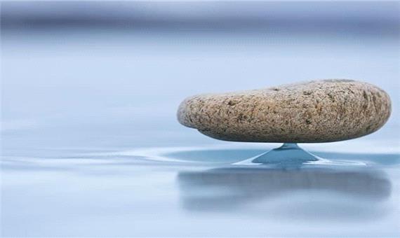 سنگ‌های شناور اسرارآمیز بر بالای دریاچه یخ زده بایکال