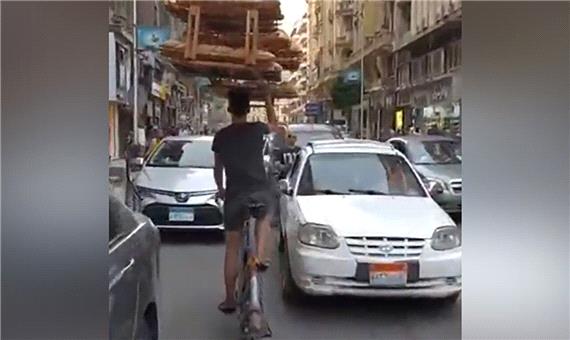 مهارت دیدنی یک نوجوان مصری در جابه‌جایی بار با دوچرخه