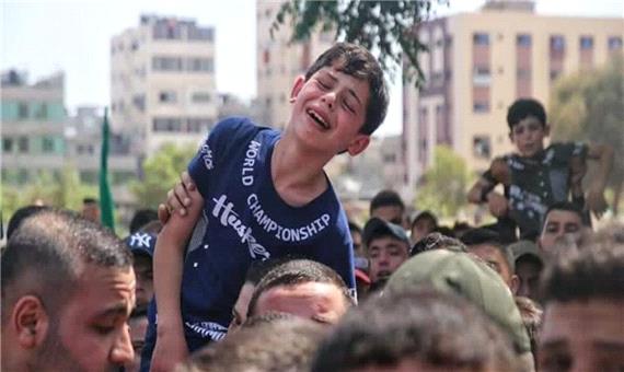 وداع دردناک کودک فلسطینی با پدر و برادر شهیدش