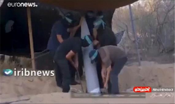 چگونگی آماده‌سازی موشک‌های حماس پیش از شلیک به مناطق صهیونیست‌نشین