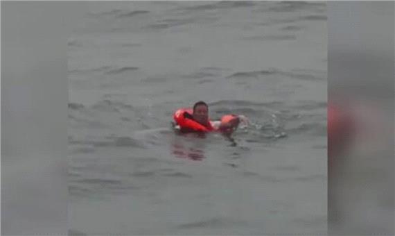 لحظه نجات مرد چینی پس از غرق شدن کشتی