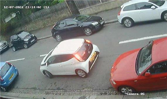 ویدئویی عجیب از پارک دوبل یک راننده در خیابان!