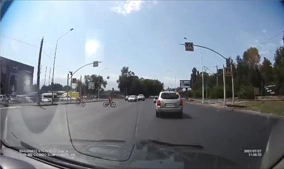 عبور خطرآفرین دو کودک دوچرخه سوار از عرض خیابان