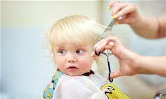 آواز خوانی برای آرام کردن کودک هنگام کوتاه کردن موهایش