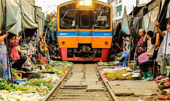 مائه کلونگ، بازاری در بانکوک که قطار از وسط آن می‌گذرد!