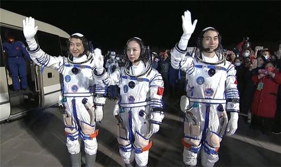 پرتاب موفقیت‌آمیز فضاپیمای چینی با سه فضانورد به فضا