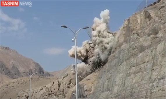 لحظه هولناک انفجار سنگ 3 هزار تنی در آزادراه تهران