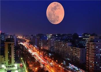 طلوع سومین اَبَرماه سال و همنشینی با سیاره سبز-آبی در سایه آلایندههای مزاحم هوا