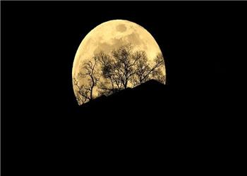 تصاویر ماه غول پیکر زمستان