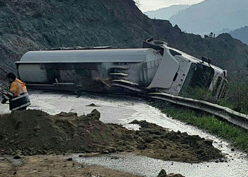 چپ‌ شدن تانکر بزرگ آب درست روی ماشین