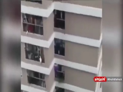 لحظه نجات کودک دوساله پس از سقوط