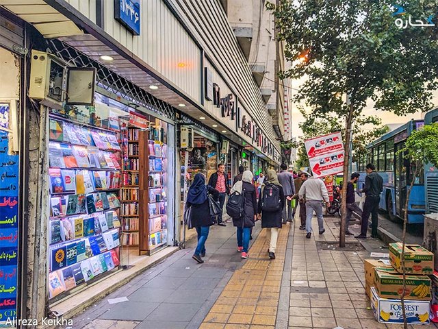 تخفیف های ۵۰ درصدی کتب به بهانه انبارگردانی را باور نکنید/ حکمت این تخفیف ها چیست؟!