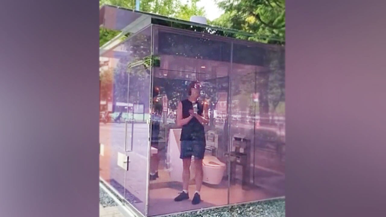 دستشویی عمومی با دیوارهای شیشه‌‌ای!