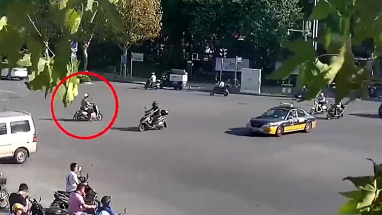 کلاه ایمنی جان دوچرخه سوار را نجات داد