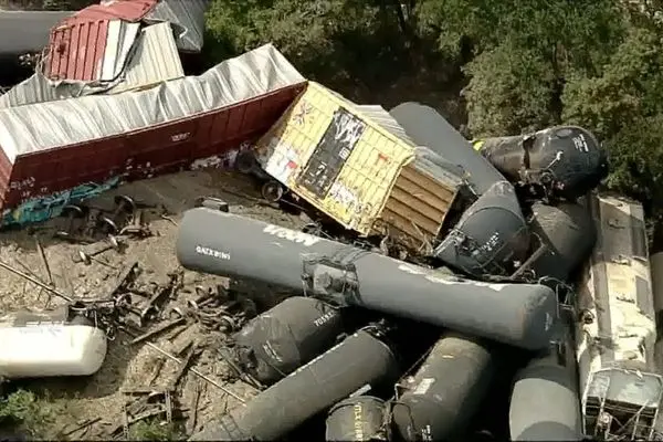 خارج شدن قطار حامل مواد خطرناک از ریل در تگزاس