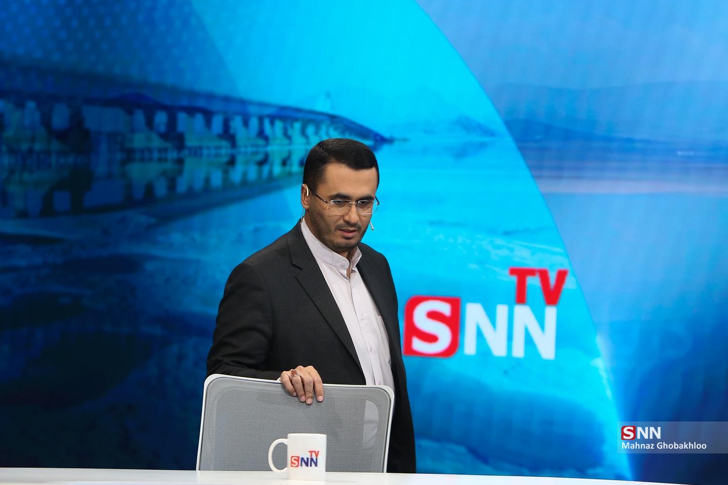 متفکر آزاد: روحانی در قبال گلهایی که سال ۹۸ با گران کردن بنزین کاشته سکوت کند