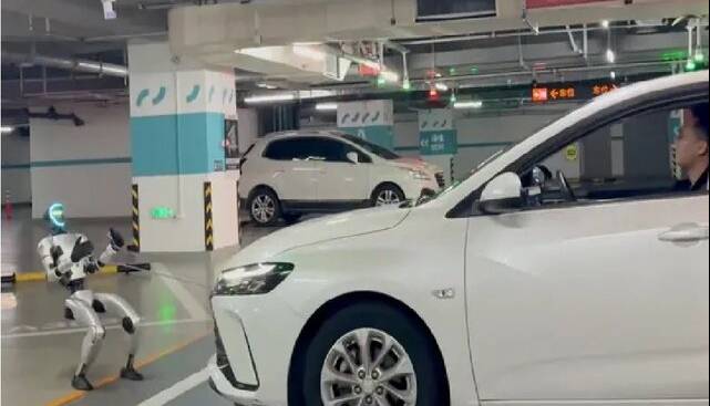 ربات انسان‌نمای چینی یک خودروی ۱.۵ تنی را کشید