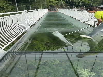 پل شیشه‌ای کوهستانی دانلو