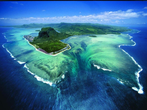 آبشار عجیب زیر آب !