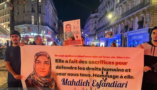 تظاهرات فعالان حقوق بشر در پاریس در همبستگی با «مهدیه اسفندیاری»