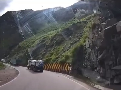 زلزله هولناک در جاده کوهستانی !