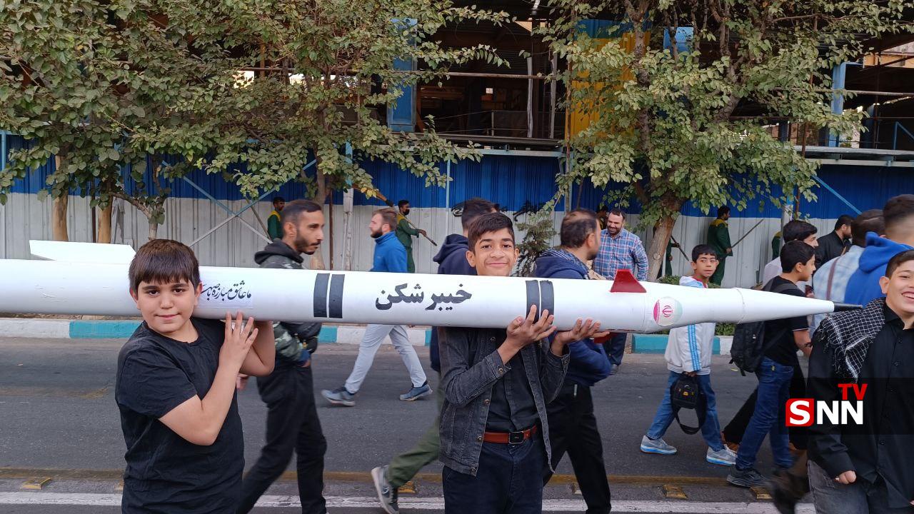 نماد اقتدار ایرانی در دستان دانش آموزان در راهپیمایی ۱۳ آبان