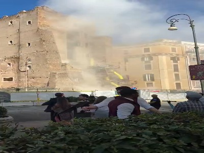 فرو ریختن بخشی از برج قرون وسطایی در مرکز رم ایتالیا
