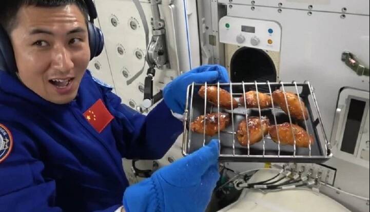 چینی‌ها در فضا بال مرغ سوخاری پختند!