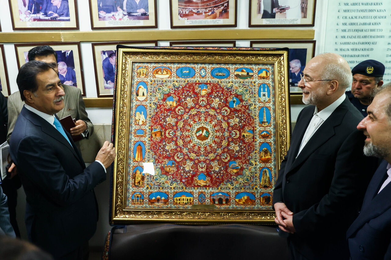 هدیه نفیس قالیباف به رئیس مجلس پاکستان