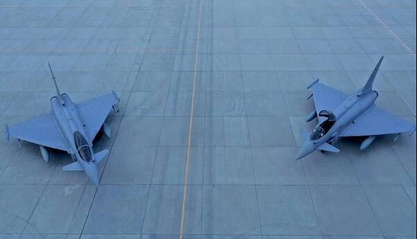 فرود ۲ جنگنده تایفون در پایگاه هوایی «سالم الصباح »کویت