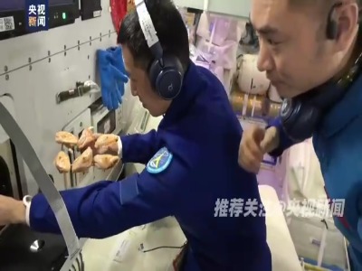 در فضا مرغ سرخ کردند !