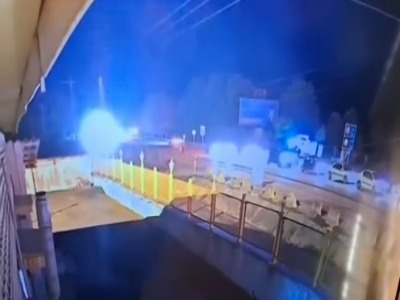 لحظه برخورد تریلی با خودروهای در حال تردد