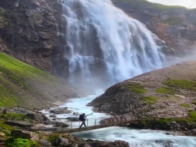 سوئیس، طبیعت زیبای آبشار انگستلیگن