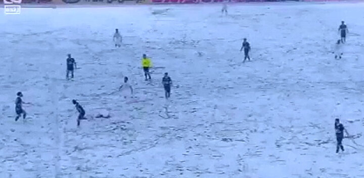 فوتبال زیر کولاک برفی